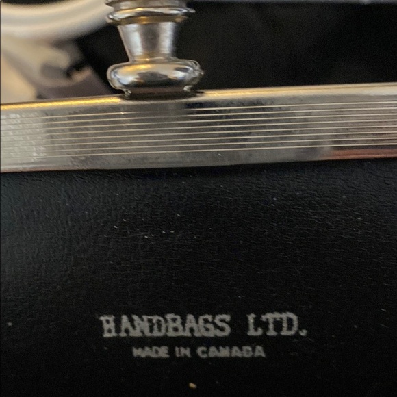 Elegant Black Textured Shoulder Bag with Metallic Clasp - Picture 2 of 6